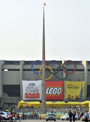 世界最高乐高积木塔亮相首尔 4000儿童耗时5天完成