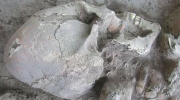 墨西哥考古学家掘出变形颅骨 酷似“外星人头骨”