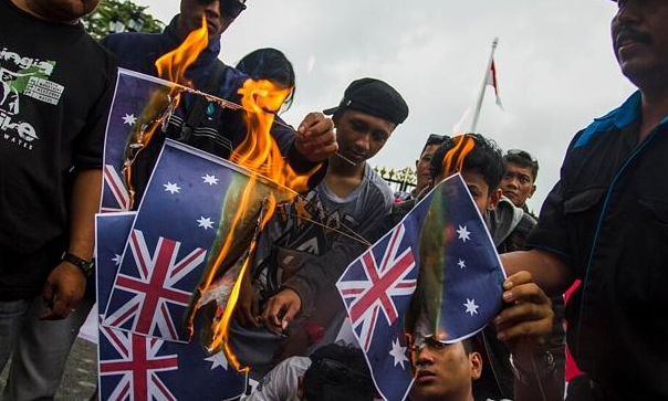 印尼民众抗议监听事件焚烧澳大利亚国旗