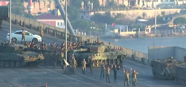 土耳其政变：博斯普鲁斯大桥上叛军举手投降