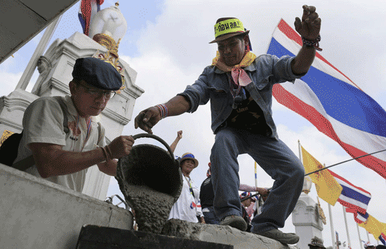 泰国警方逮捕百名抗议者 分析称当局开始清场行动