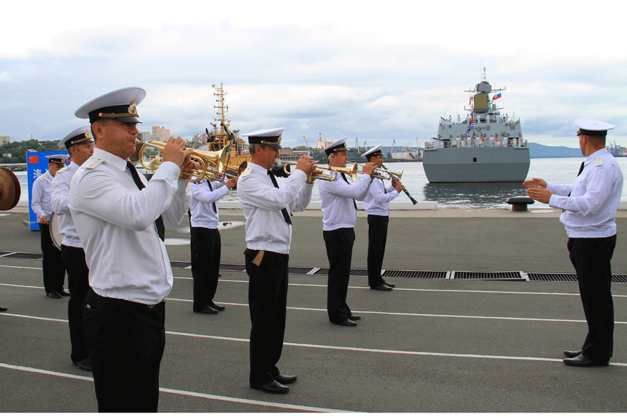 “海上联合-2015（Ⅱ）”中俄参演舰艇离港向预定演习海域集结