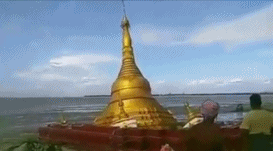 缅甸一座佛寺遭大水冲走 信徒现场痛哭
