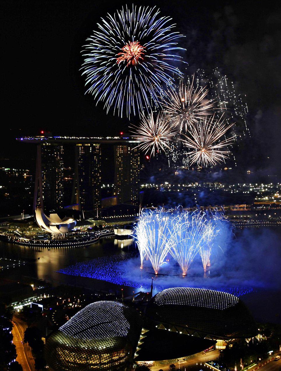 烟花、聚会、狂欢 全球喜迎2012年（图片新闻）
