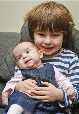 英国龙凤胎相隔5年出生 原是试管婴儿