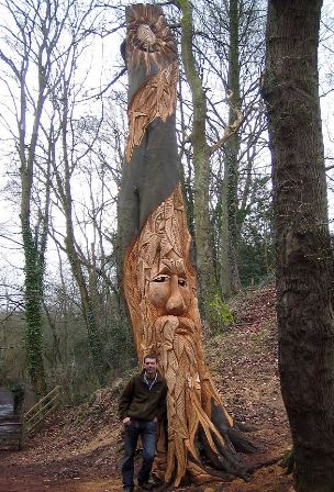 英国艺术家常住森林蜗居拖车 用链锯打造精美树雕