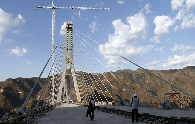 世界最高吊桥墨西哥通车 历经4年造价上亿美元