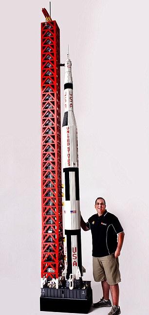12万块乐高积木助力 澳建筑师搭出5.7米高“运载火箭”