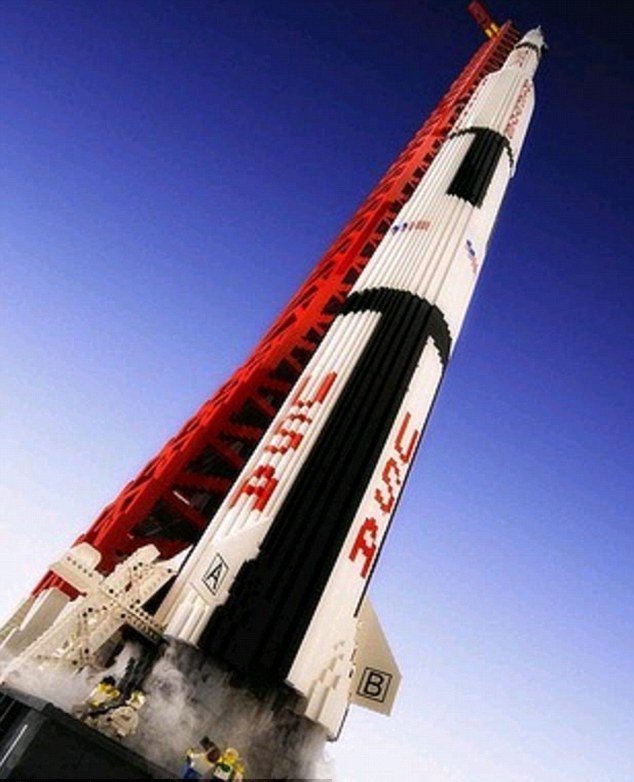 12万块乐高积木助力 澳建筑师搭出5.7米高“运载火箭”