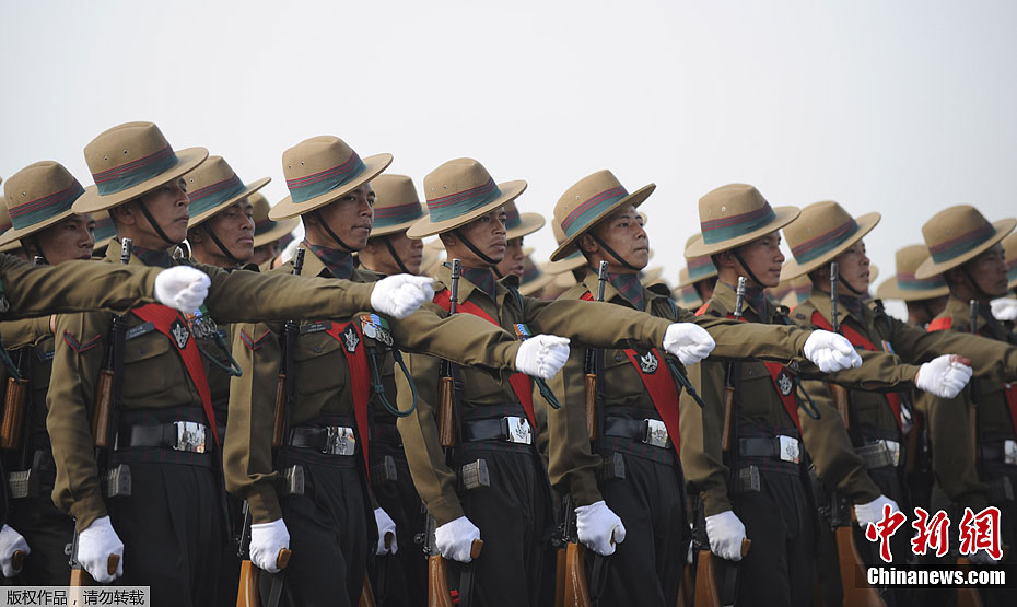 印度举行盛大阅兵式庆祝建军节