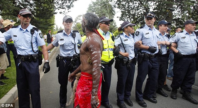 澳总理遭土著居民包围 紧搂保镖、鞋子跑丢狼狈脱身