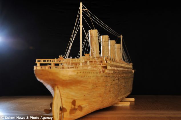 英退休船员用12万根火柴杆打造“泰坦尼克”号模型