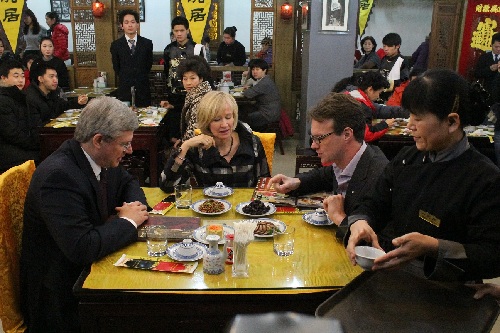 加拿大总理哈珀“一碗居”体验老北京菜