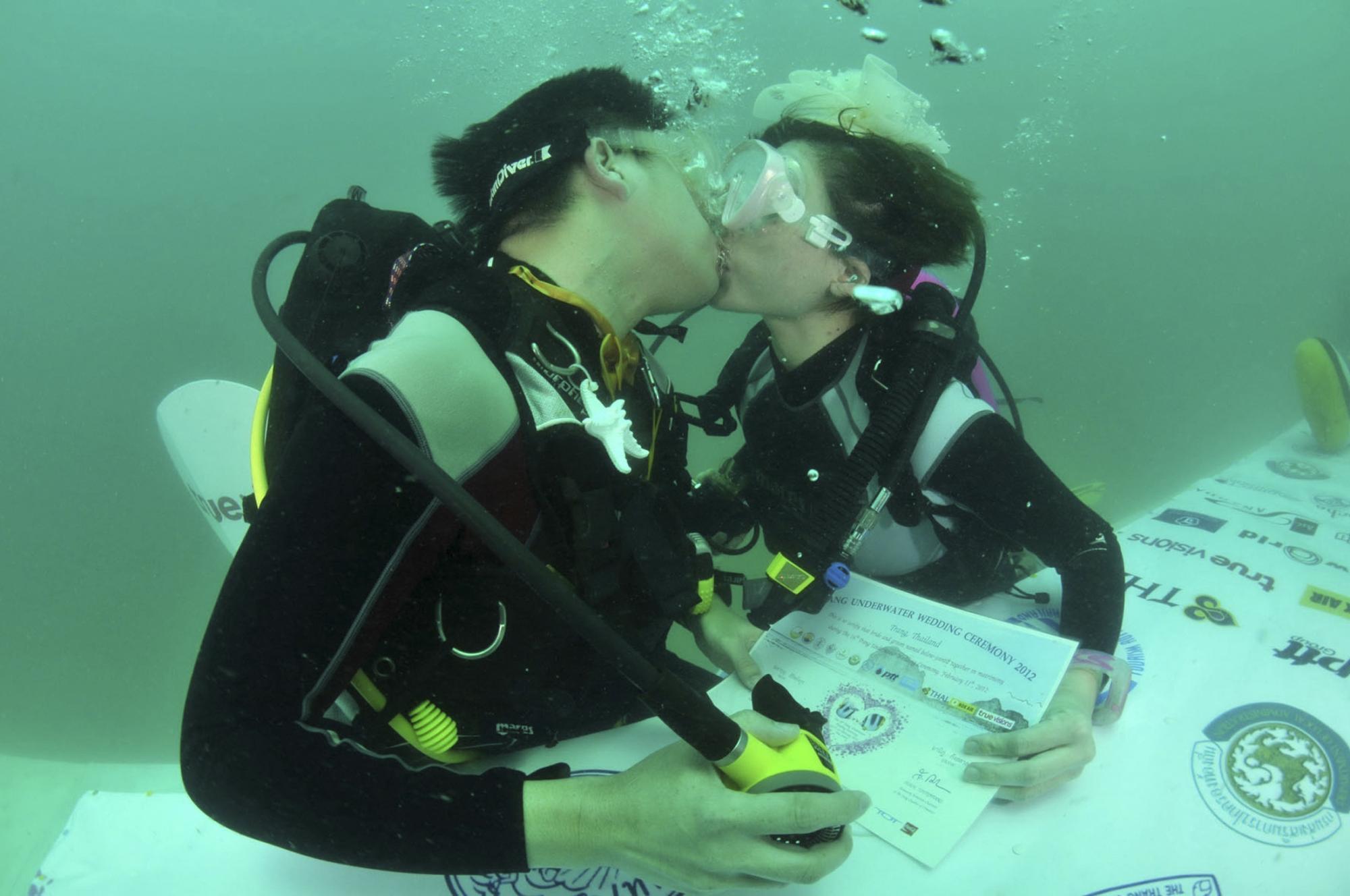 泰国举行水下婚礼 6对新人喜结连理