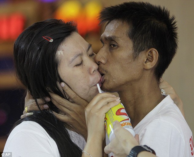 长吻逾50小时 泰国男同性恋情侣创世界纪录