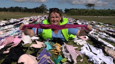 新西兰童子军用近17万胸罩连成135公里长链 破世界纪录