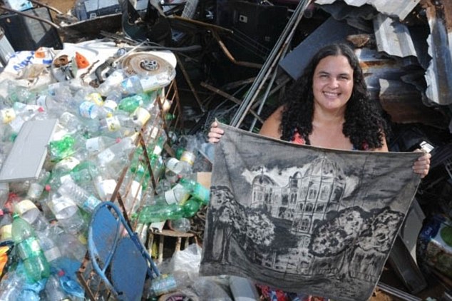 巴西“励志姐”垃圾堆里捡书看 考上名牌大学