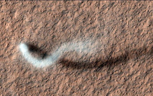 NASA探测器照相机拍到火星表面尘旋风清晰照片