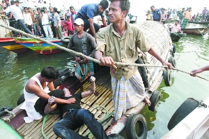 孟加拉渡船深夜沉没100多人失踪