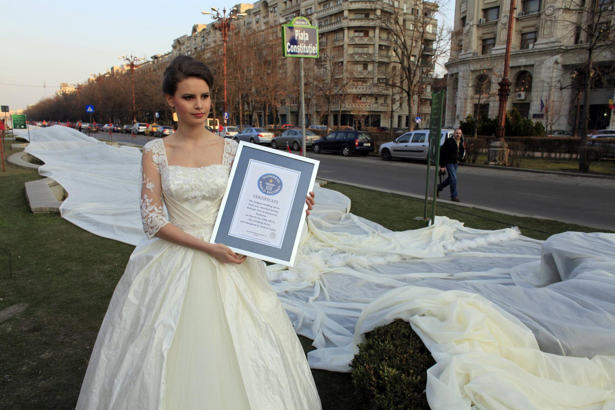 罗马尼亚17岁模特乘热气球 展示近3000米世界最长婚纱