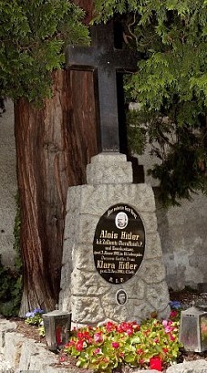 为防新纳粹分子朝圣 希特勒父母墓碑被奥地利当局移走
