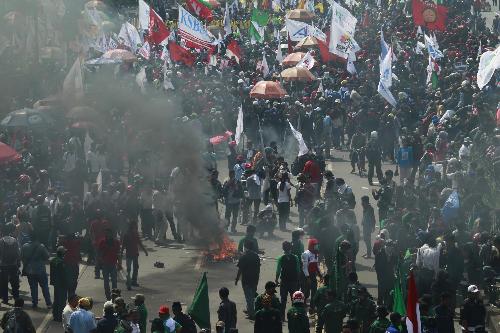 印度尼西亚数千民众集会示威抗议油价上涨