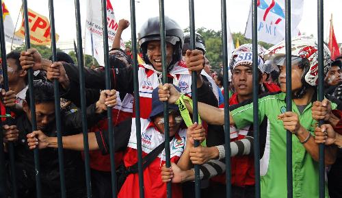 印度尼西亚数千民众集会示威抗议油价上涨