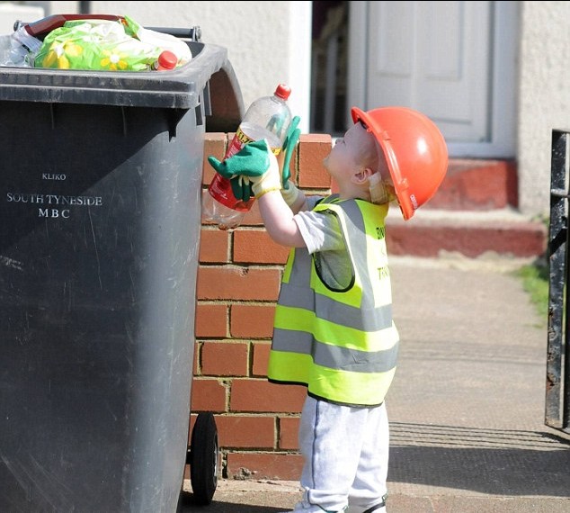 英国2岁男孩痴迷垃圾收集工 睡觉都要穿“工作服”