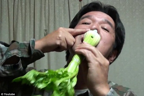 日本男子用胡萝卜洋葱等演奏名曲令人称奇