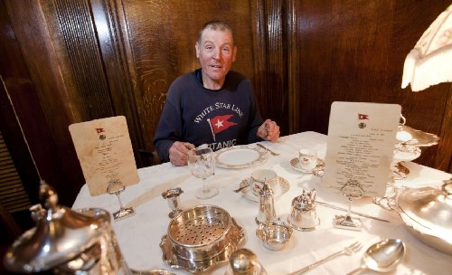 英男子仿制泰坦尼克船舱 耗时20年收集其古董摆设