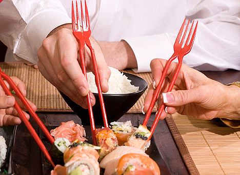 美公司推“筷叉”两用餐具 或成中西方关系新使者