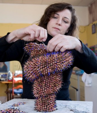 创意无限！美国女雕塑家巧手缝出奇特铅笔工艺品