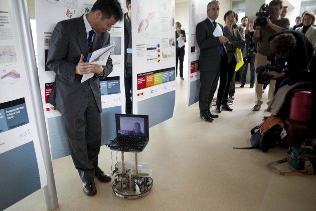 瑞士科学家展示意念控制机器人 为瘫痪病人带来福音