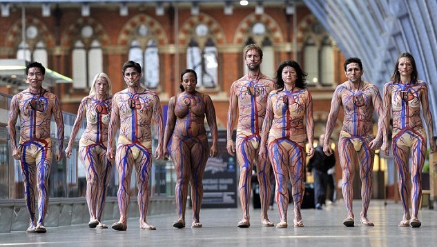 伦敦火车站“裸体秀”身画血管图 号召奥运前积极献血
