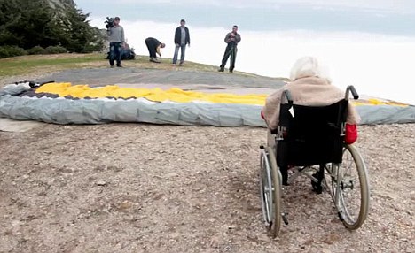 挑战极限无分老幼！英104岁老妇完成高崖跳伞创记录