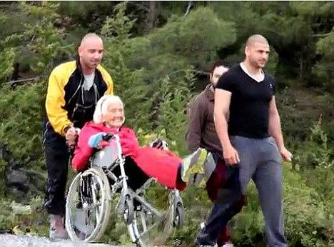 挑战极限无分老幼！英104岁老妇完成高崖跳伞创记录