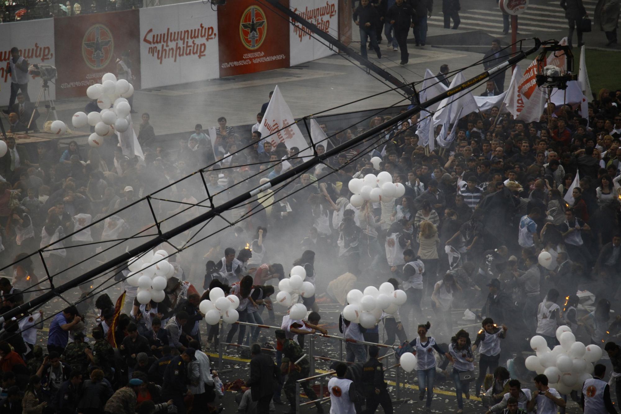 亚美尼亚选前集会发生气球爆炸事故 140余人受伤