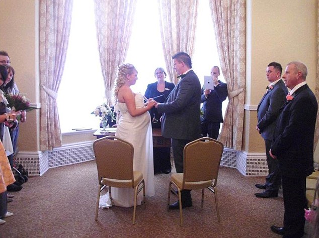 英国一新娘结婚当天产子 带子参加晚宴秀幸福