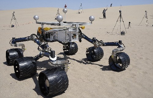 美打造“好奇”号火星车模型 在加州沙漠中预演登陆火星