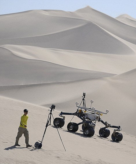 美打造“好奇”号火星车模型 在加州沙漠中预演登陆火星