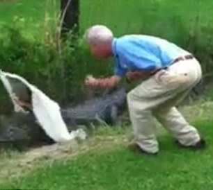 美国生物学家野外遭遇巨鳄袭击 手臂险些被撕断