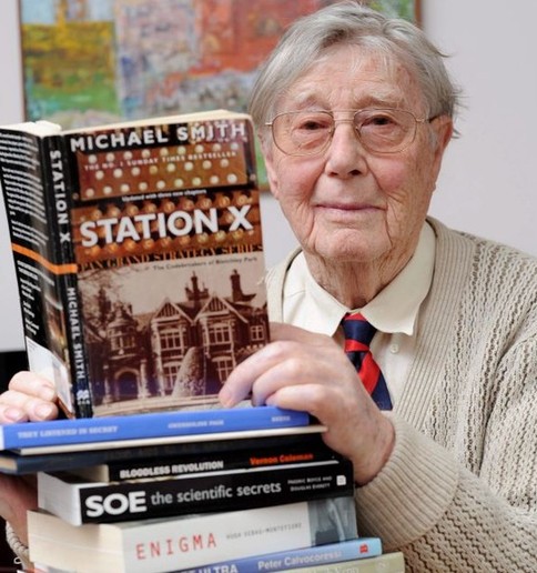 英国91岁老翁获军事情报硕士学位 考虑继续读博士