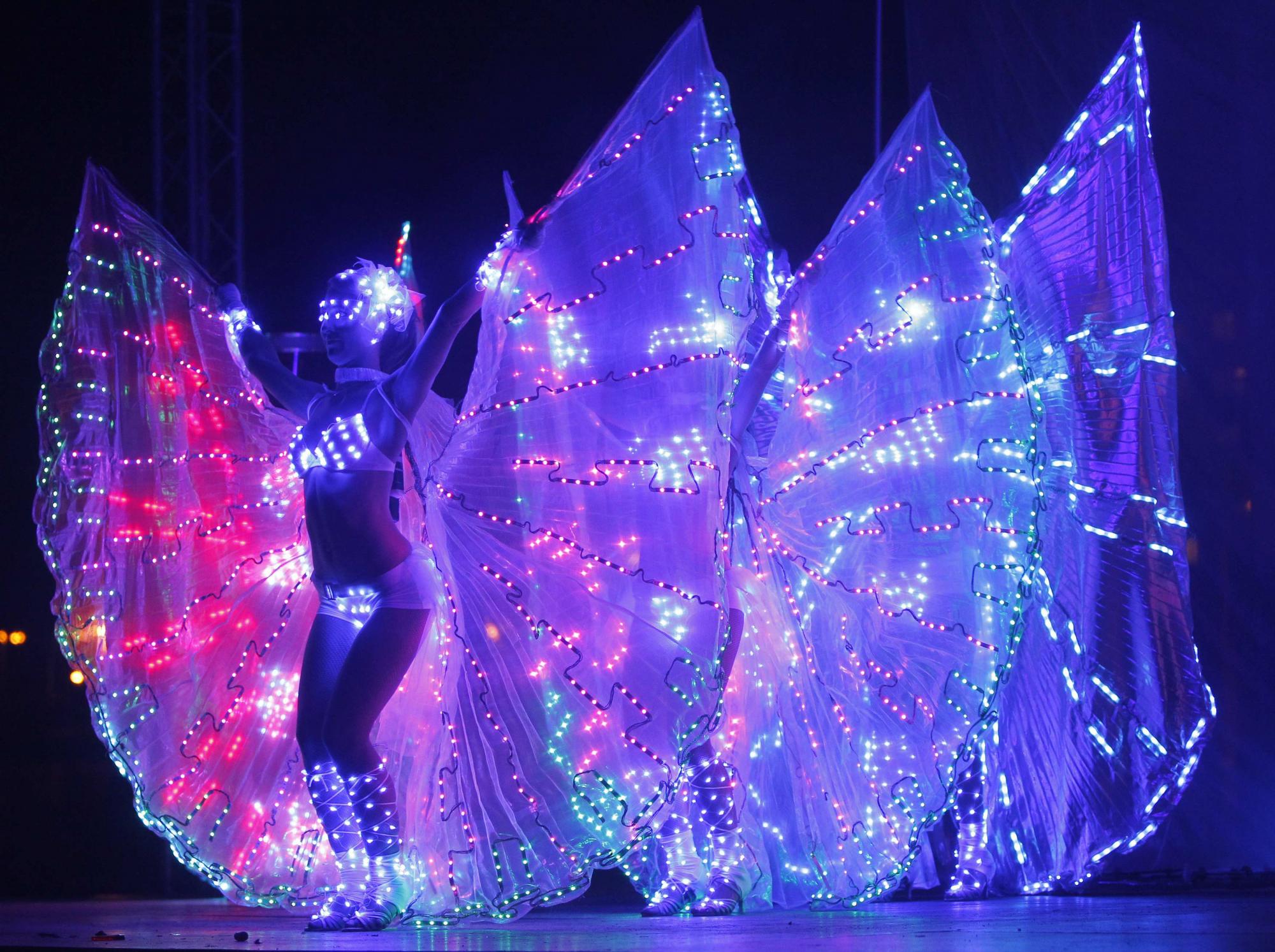 乌克兰基辅“火节”盛大开幕 多国艺人尽显超群技艺