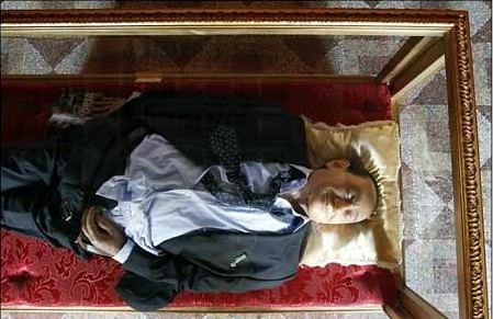 意大利艺术家创作“贝卢斯科尼之死”蜡像