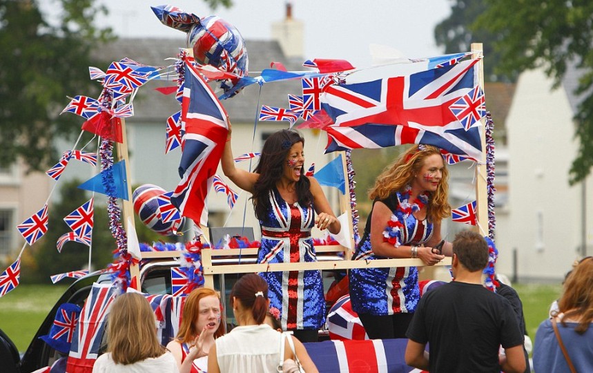 英民众欢庆女王登基60年 旗帜飘扬、眼镜蛋糕热销