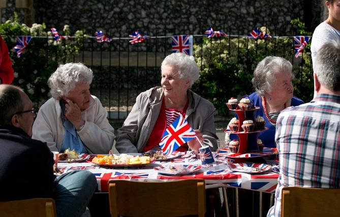 英民众欢庆女王登基60年 旗帜飘扬、眼镜蛋糕热销