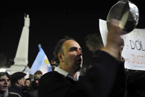阿根廷人“敲锅抗议”通货膨胀 总统宣布提高资本货物进口关税