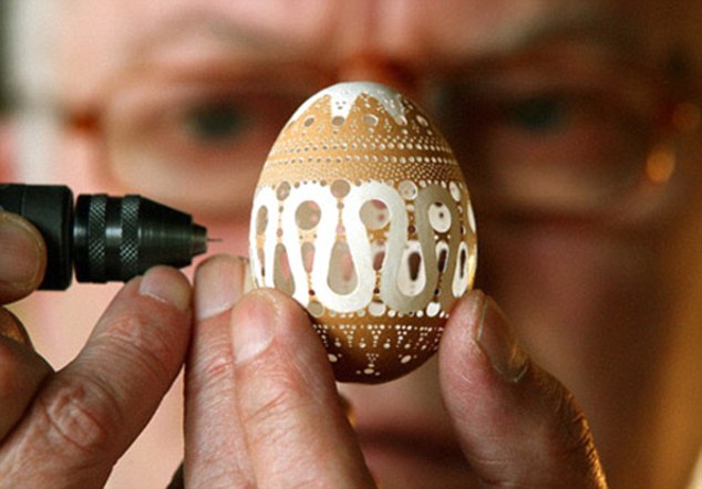 72岁老人让蛋壳变身精美艺术品 均价500美元