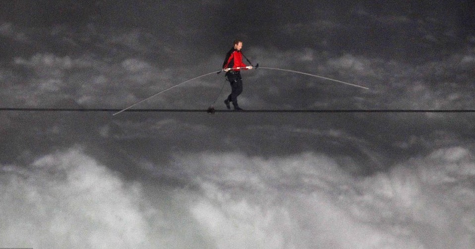 美特技男子走钢索横跨尼亚加拉瀑布 成为百年第一人