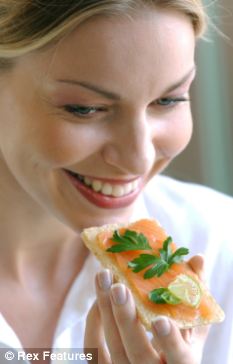 英科学家列出最健康饮食菜单 鲑鱼核桃沙拉受偏爱